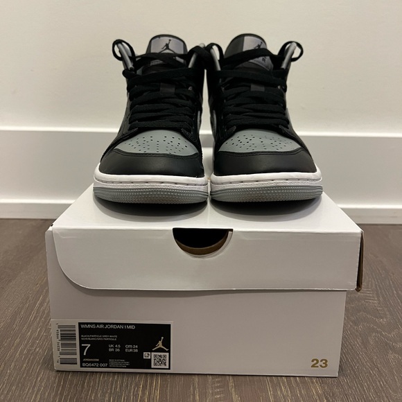 Air Jordan 1 Mid, Women’s US 7 - Picture 3 of 5
